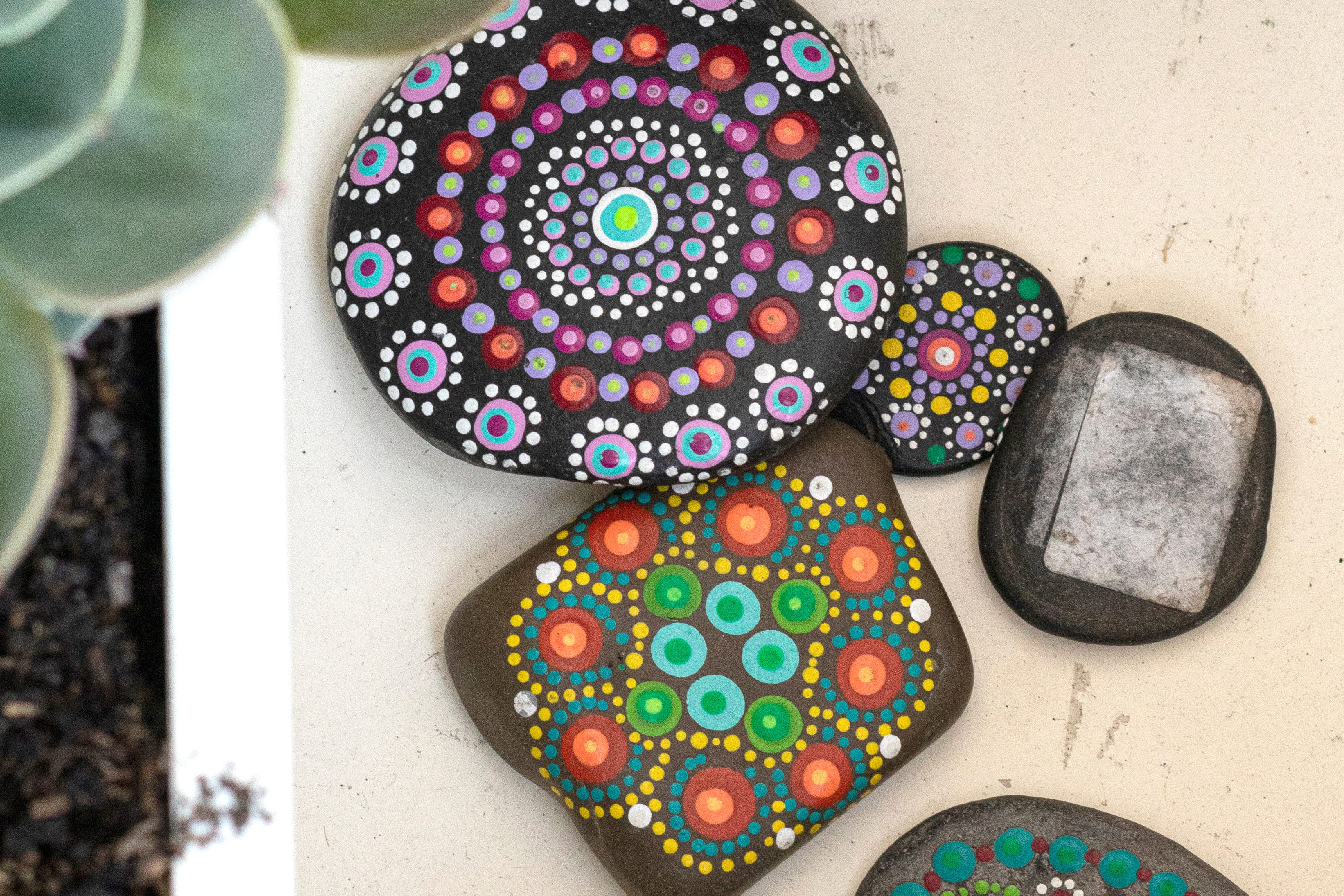 Piedras pintadas a manos con mandalas como ejercicio de concentr Mandala Pebble Painting